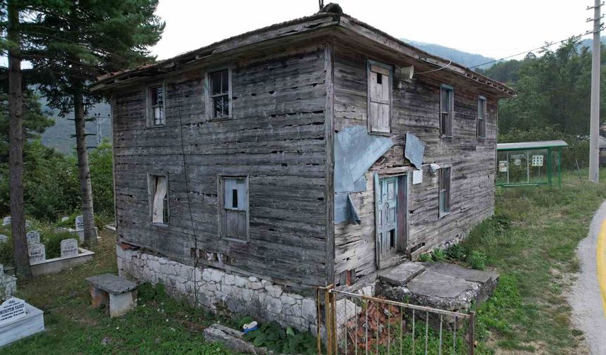 Saman ve toprak sıvalı, el boyaması 78 yıllık ahşap cami zamana yenik düşüyor