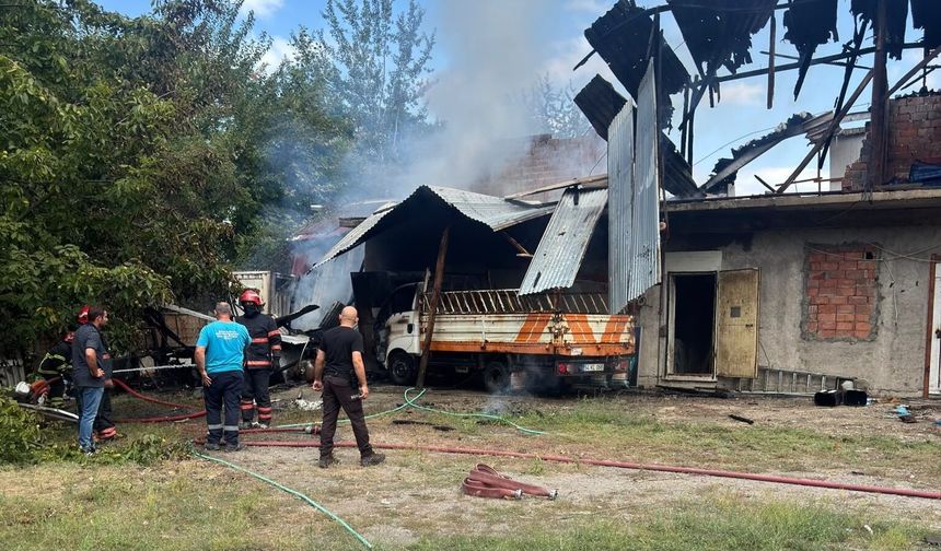 Sapanca'da korkutan yangın: Alevler kamyonete sıçradı