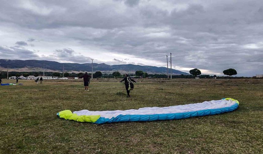 Turhal'da yamaç paraşütü eğitimini tamamlayan 15 kursiyer P2 lisansı almaya hak kazandı