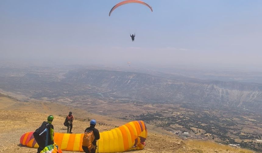Tut'un termalleri paraşütçüleri gökyüzünde tuttu