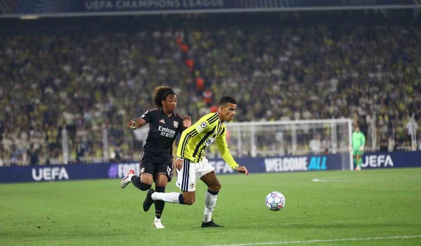 UEFA Şampiyonlar Ligi: Fenerbahçe: 0 - Olympique Lyon: 1 (İlk yarı)