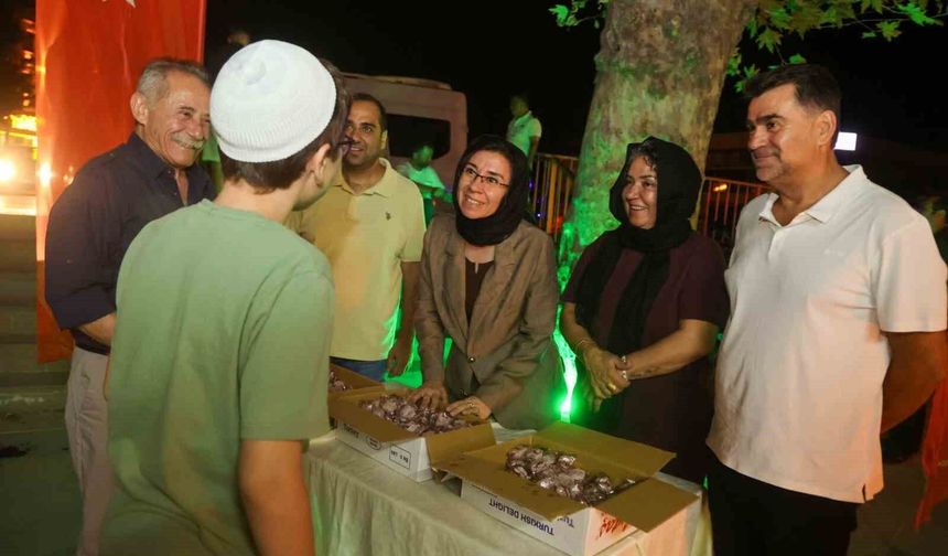Uşak'ta Mevlid Kandili'nde camilerde lokum ikramı