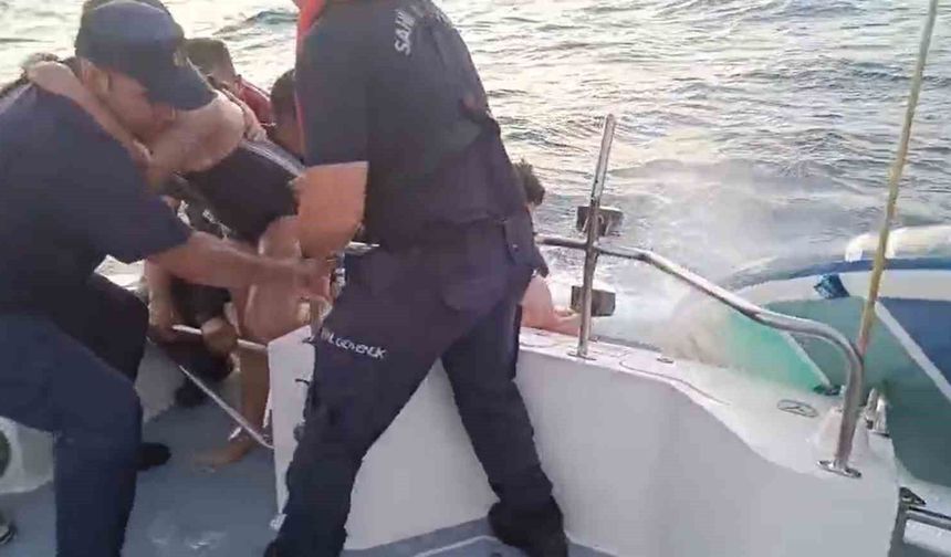 Yalova'da denizde sürüklenen baba ve kızı 5 kilometre açıkta kurtarıldı