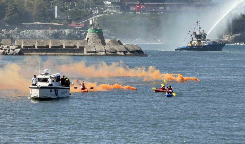 Zonguldak Limanı'nda 30 Ağustos şöleni: Römorkörlerden görsel şov