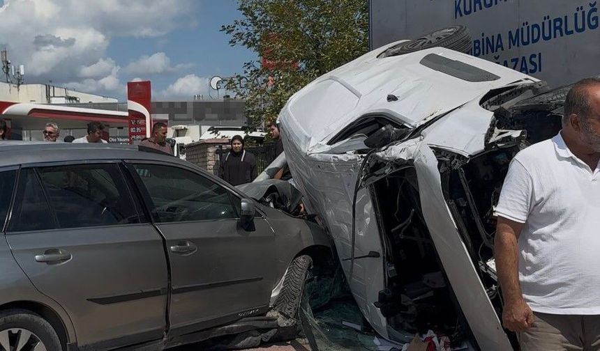 Araçlar birbirine girdi:3 yaralı!