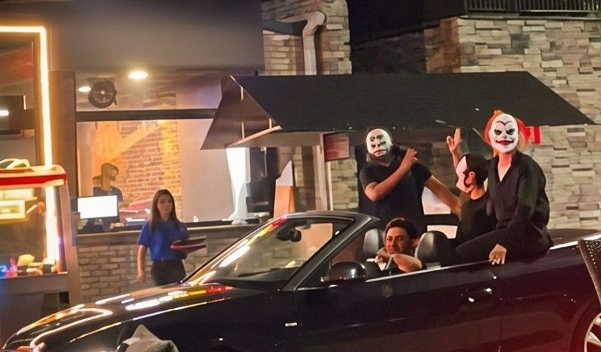Gece yarısı Serdivan’da ilginç anlar: Yüzlerini gizleyip üstü açık araçla turladılar