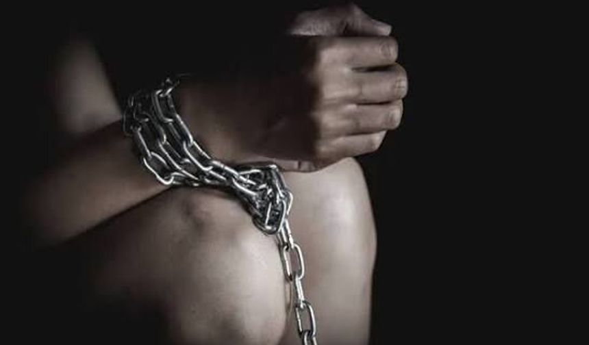 15 yaşındaki engelli çocuk zincirle bağlı halde bulundu