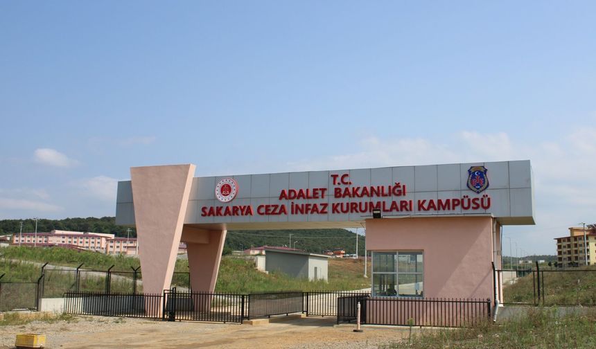 Cezaevinde kalbine yenik düştü!