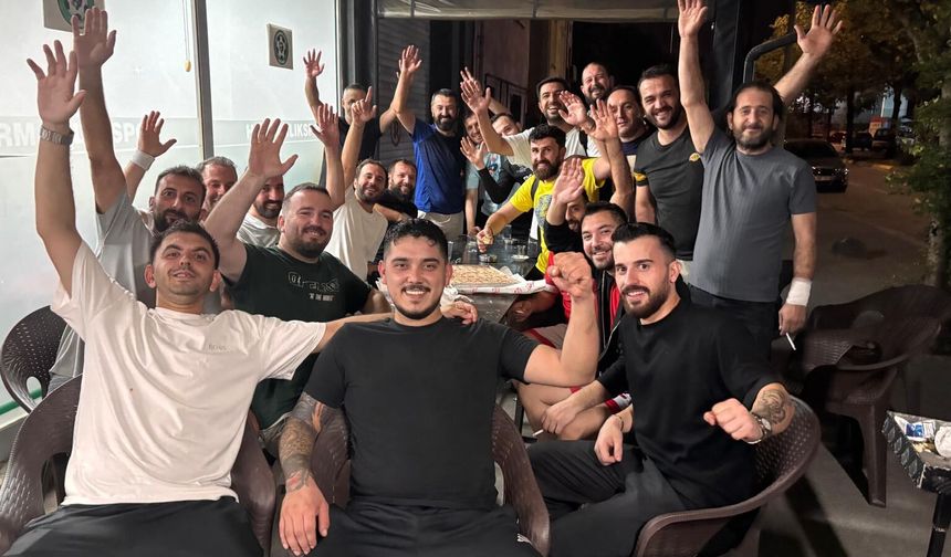 Adapazarlı ve Serdivanlı gençlerin,on yıllık arkadaşlığı kıskandırıyor!
