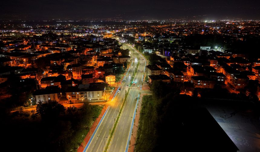 Büyükşehir’in yeni ulaşım aksı geceleri de şehre ışık katıyor