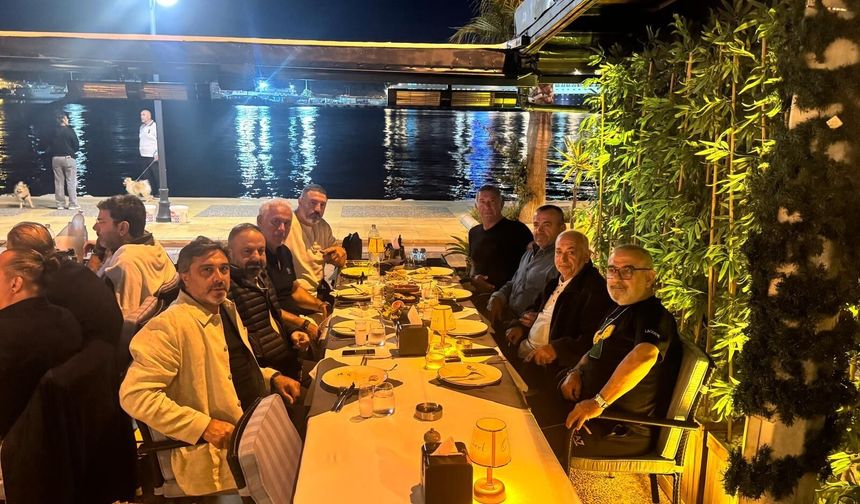 Çeşme’de keyifli buluşma: Fatih Fil dostlarını ege sofrasında ağırladı