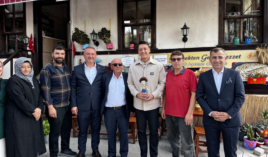 Eski futbolcu, AK Parti MKYK Üyesi Mesut Özil, Sakarya'da vatandaşlarla bir araya geldi