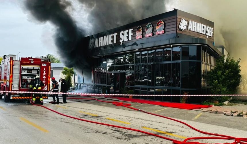 Serdivan’da korkutan yangın! Ünlü restoran dumanlara büyündü