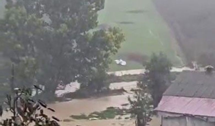 Şiddetli sağanak sele dönüştü: Yol ulaşıma kapandı