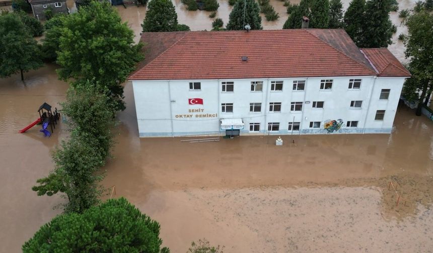 Sular yükseldi, mahalle göle döndü: Eğitime bir gün ara verildi