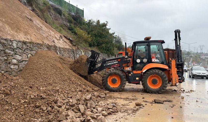 D-100 kara yolunda heyelan: Ulaşım kontrollü sağlanıyor