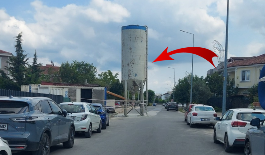 Zabıta "Mevzuata Uygun" dedi, vatandaş çıldırdı: Yola şantiye kuruldu!