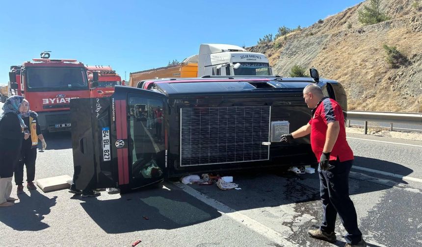 Bilecik- Sakarya yolunda minibüs devrildi: 3 yaralı!