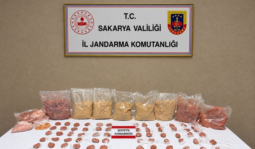 Sakarya'da bir evde valize ve buzdolabına gizlenmiş yaklaşık 19,5 kilogram sentetik uyuşturucu bulundu
