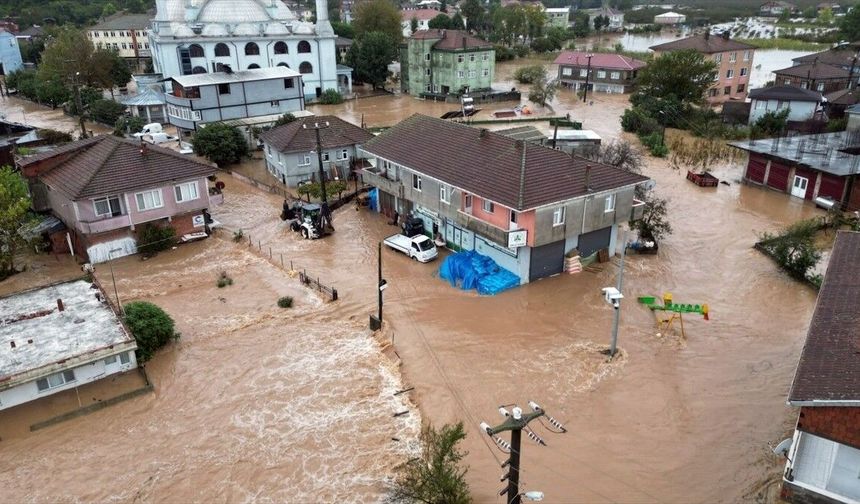 Sakarya'da yağıştan etkilenen mahallede ulaşım kepçe ve traktörlerle sağlanıyor