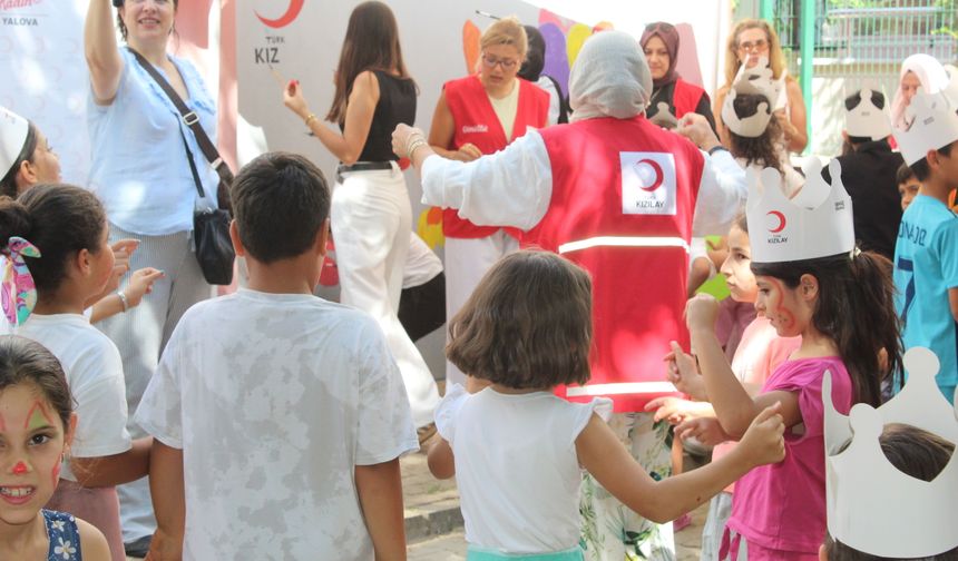 Yalova'da Kızılay'dan 100 çocuğa kırtasiye desteği