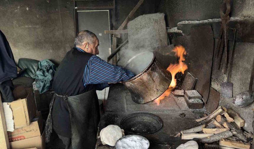 70 yıldır aynı ocağın başında kalay yaparak mesleği yaşatmaya çalışıyor