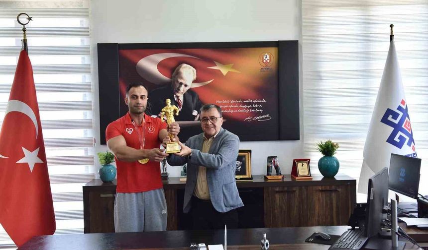 Altıeylül'ün sporcusu Ömer Pullu Türkiye şampiyonu oldu