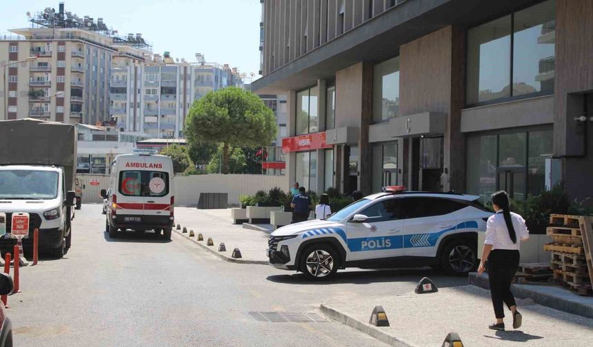 Apartmanın merdivenlerinden düşen yaşlı adam hastanelik oldu