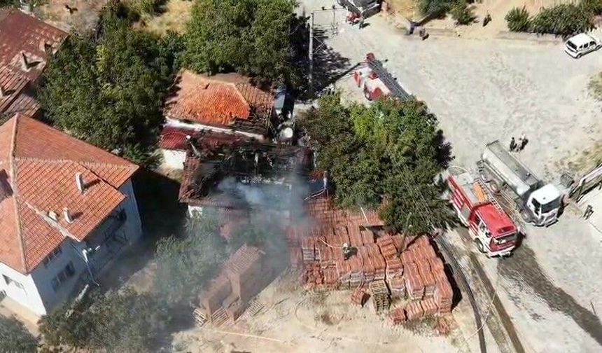 Bahçede temizlik için yaktığı ateş evini küle çevirdi