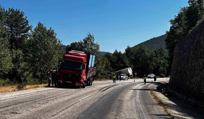 Bolu'da iki kamyon çarpıştı: 1 yaralı