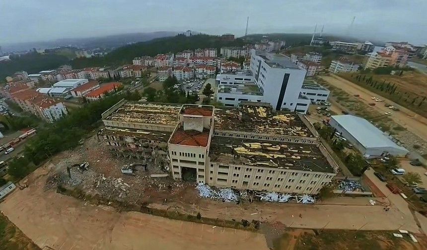 Boyabat'ta eski hastane binasının yıkımına başlandı