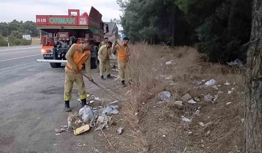 Buldan'da yol kenarındaki çöpler ateş savaşçıları tarafından temizlendi