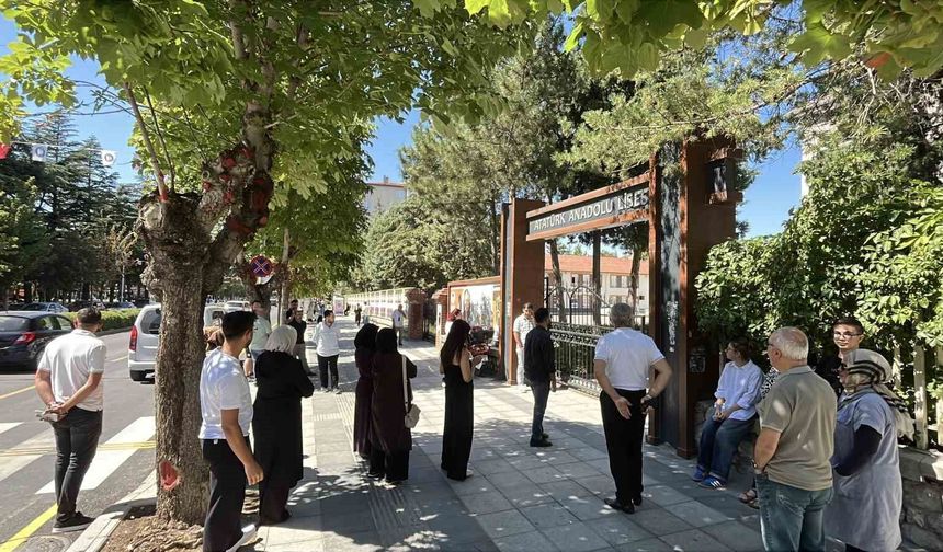 Çorum'da KPSS heyecanı: Adaylar içeride, aileler dışarıda ter döktü
