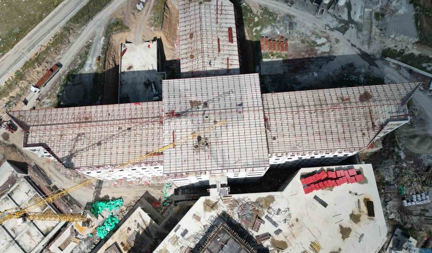 Cumhurbaşkanı Erdoğan'ın sağlık yatırımı Kars'ta yükseliyor: 500 yataklı Bölge Hastanesi gün sayıyor