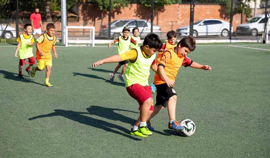 Efeler'de çocuklar için futbol kursu kayıtları başladı