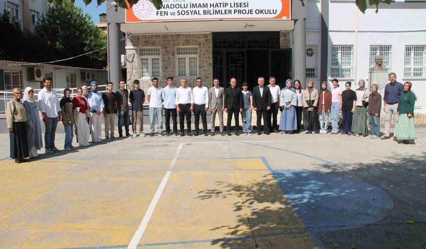 Erzin'de Kaymakam Akpınar, YKS'de başarı gösteren öğrencilerle bir araya geldi