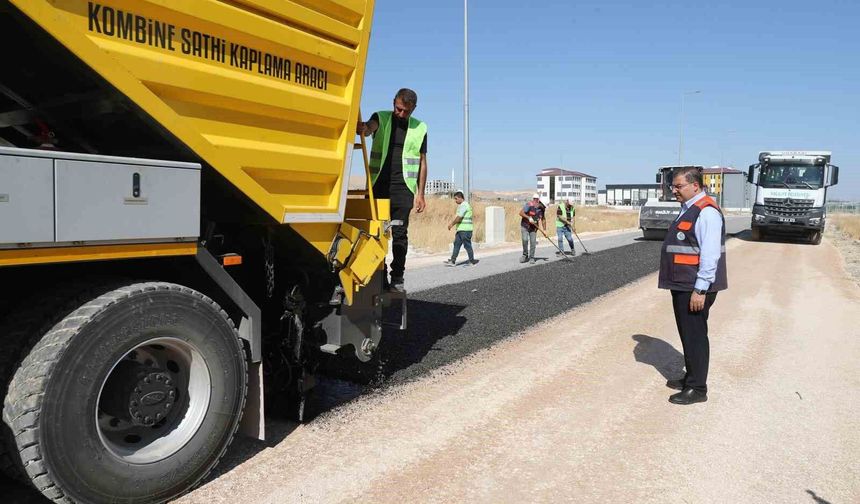 Kendi asfaltını üretip kendi yolunu yapıyor