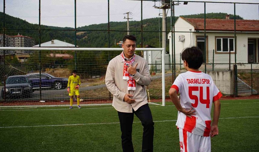 Mesut Özil, gençlere futbol akademisi müjdesi verdi