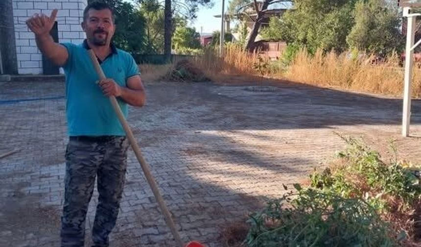 Örnek muhtar caminin bakım ve temizliğini tek başına yaptı