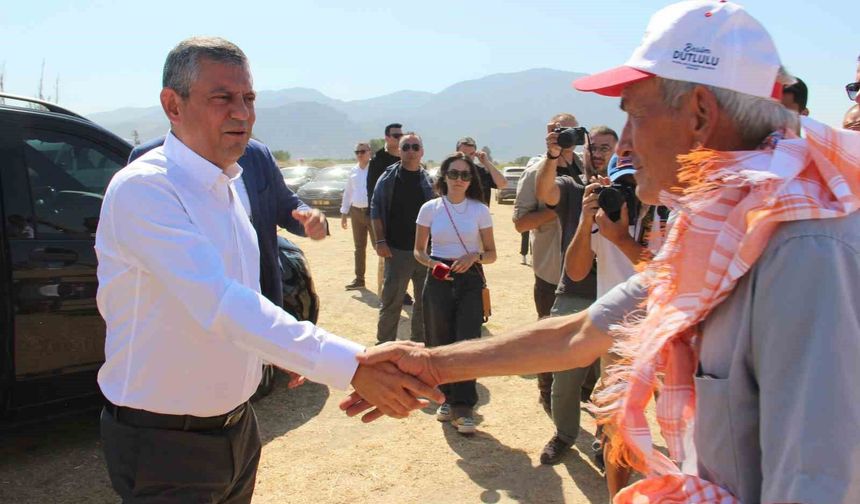 Özgür Özel, Manisa'da üzüm kurutma alanında üreticilerle buluştu
