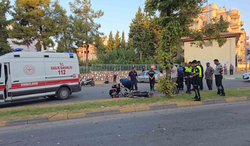Refüjdeki ağaca çarparak devrilen motosikletin sürücüsü hayatını kaybetti