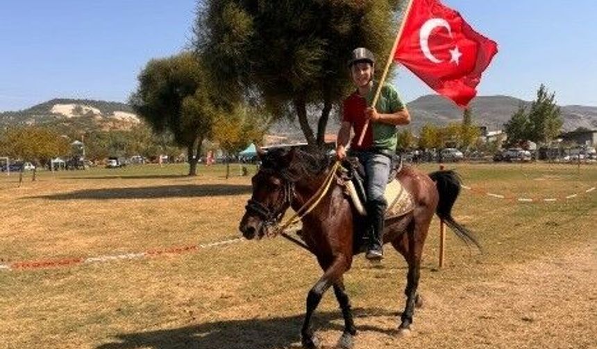 Tavşanlı'yı temsil eden 'Kuyumcu' isimli at Rahvan At Yarışlarında şampiyon oldu