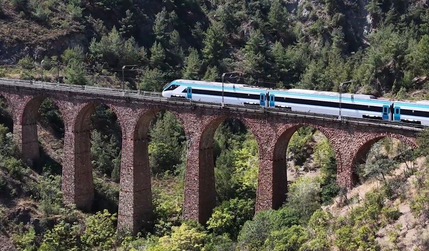 Sakarya'da üretilen Milli Elektrikli Hızlı Tren 250 kilometre hıza ulaştı
