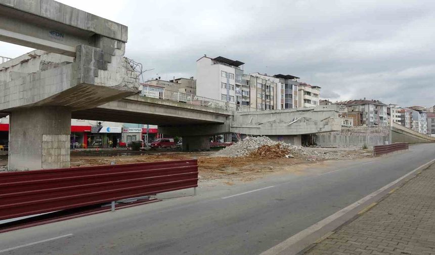 Trabzon'da Reşadiye Viyadüğünde yıkım çalışmaları sürüyor