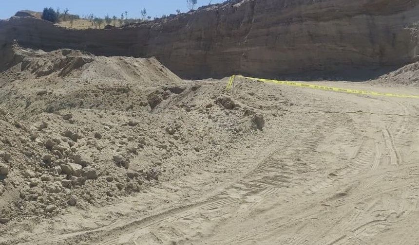 Turgutlu'da kum ocağında kamyonun altında kalan bir kişi haytını kaybetti