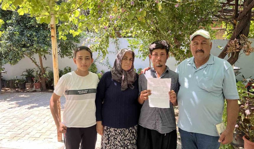 Türk aile şefkatle yaklaştıkları ve 7. evlatları olarak gördükleri Suriyeli Abdurrahman'dan ayrılmak istemiyor