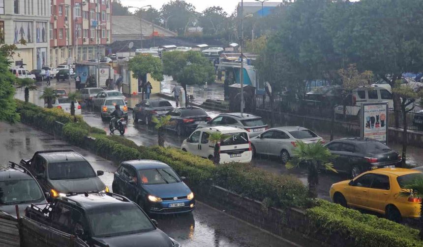 Valilik uyardı, sağanak yağış Zonguldak'ta vatandaşlara zor anlar yaşattı