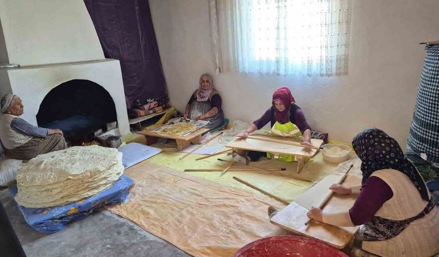 Yozgat'ta imece usulü kışlık yufka ekmek hazırlığı sürüyor