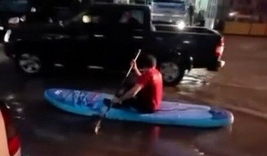 Sokaklar göle dönünce SUP ile gezintiye çıktı