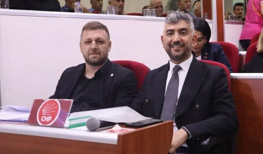 CHP'den Yeni Parti'ye geçmişti: Serhat Erişir meclis oturumunda yan yana görüntülendi